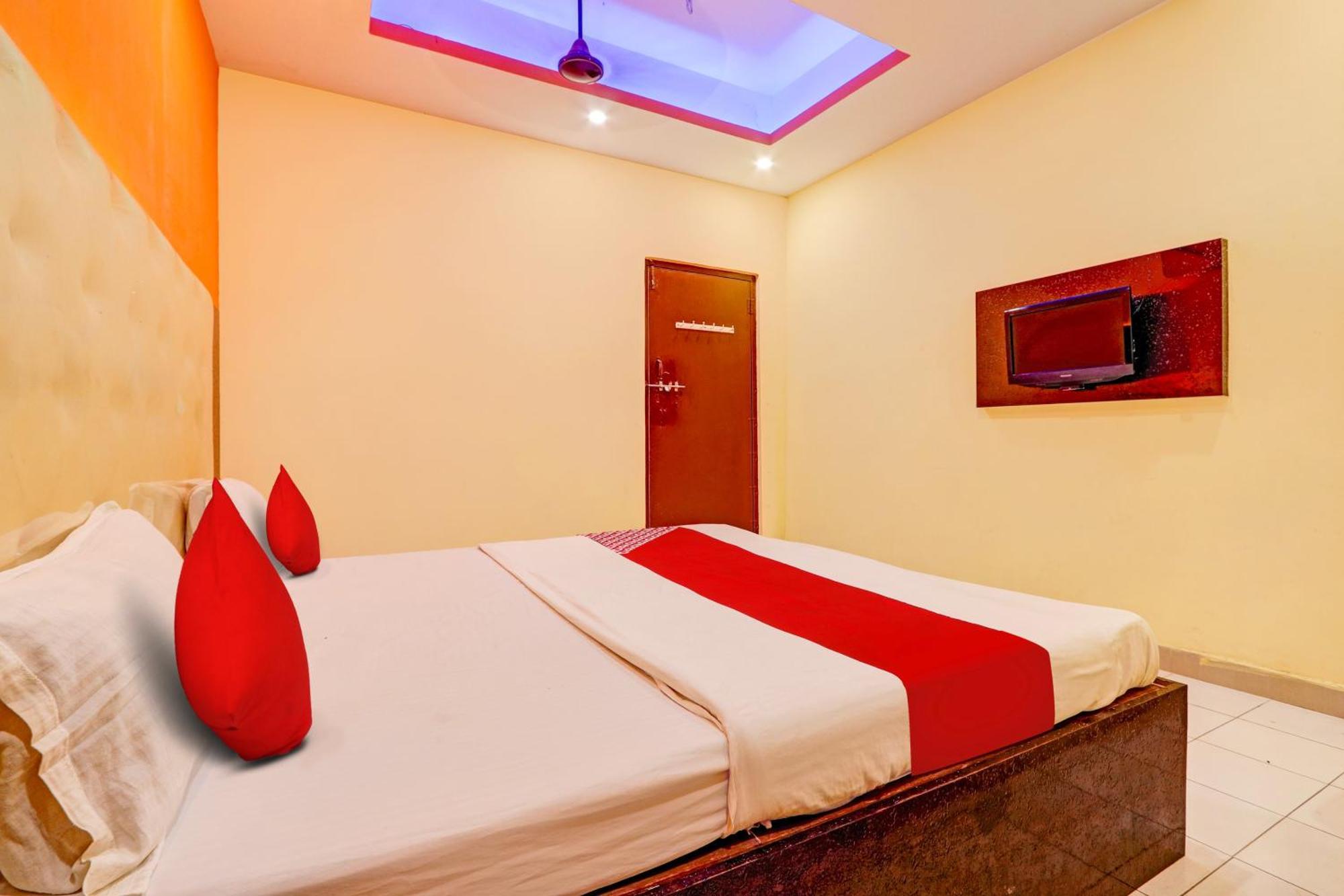 Oyo Flagship Hotel Samruddhi Lodge Nirmal  外观 照片