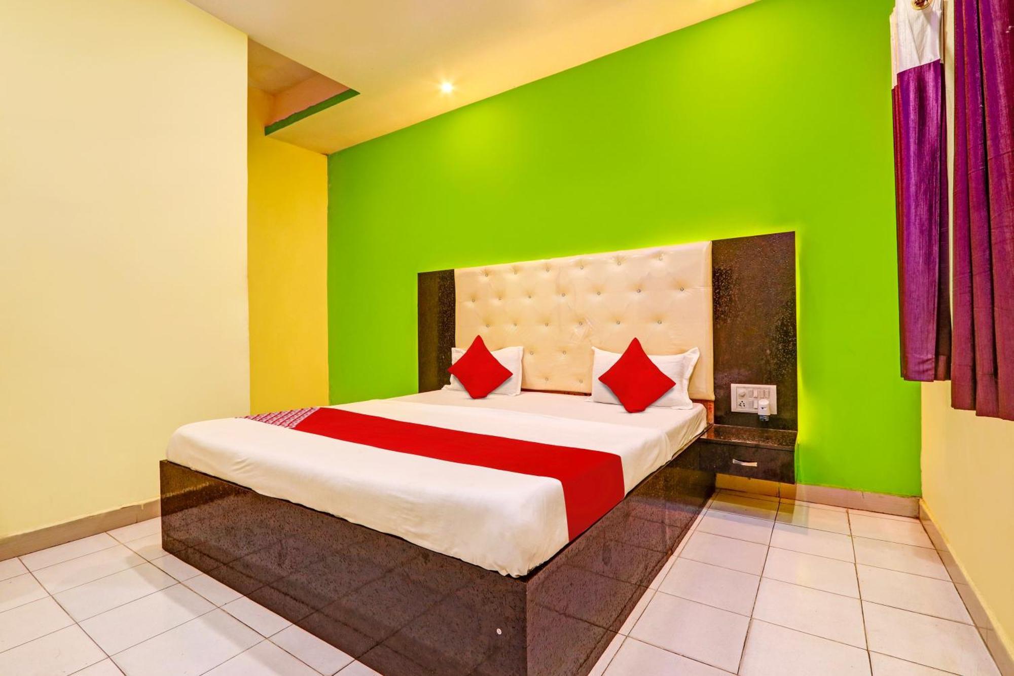 Oyo Flagship Hotel Samruddhi Lodge Nirmal  外观 照片