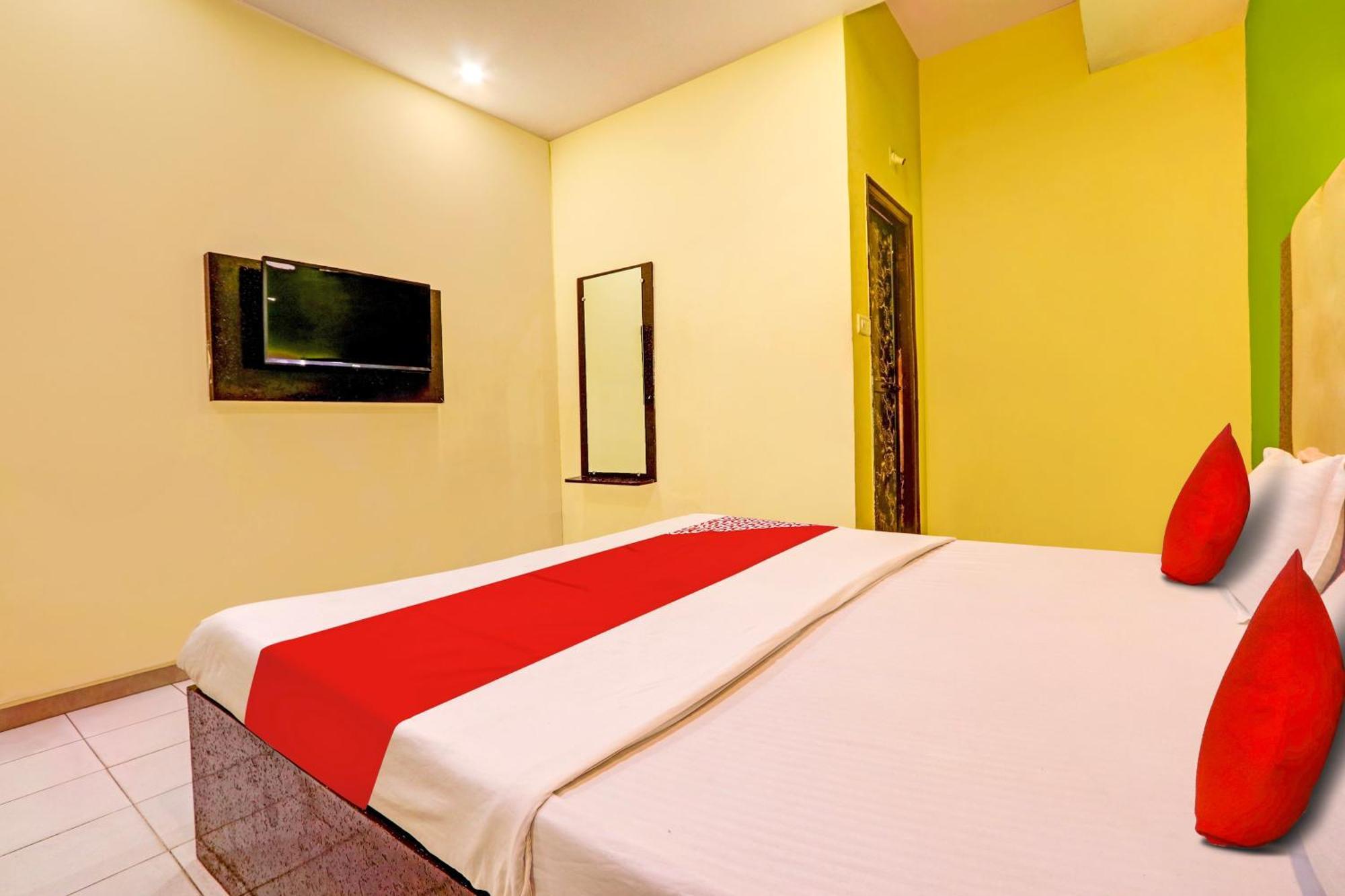 Oyo Flagship Hotel Samruddhi Lodge Nirmal  外观 照片