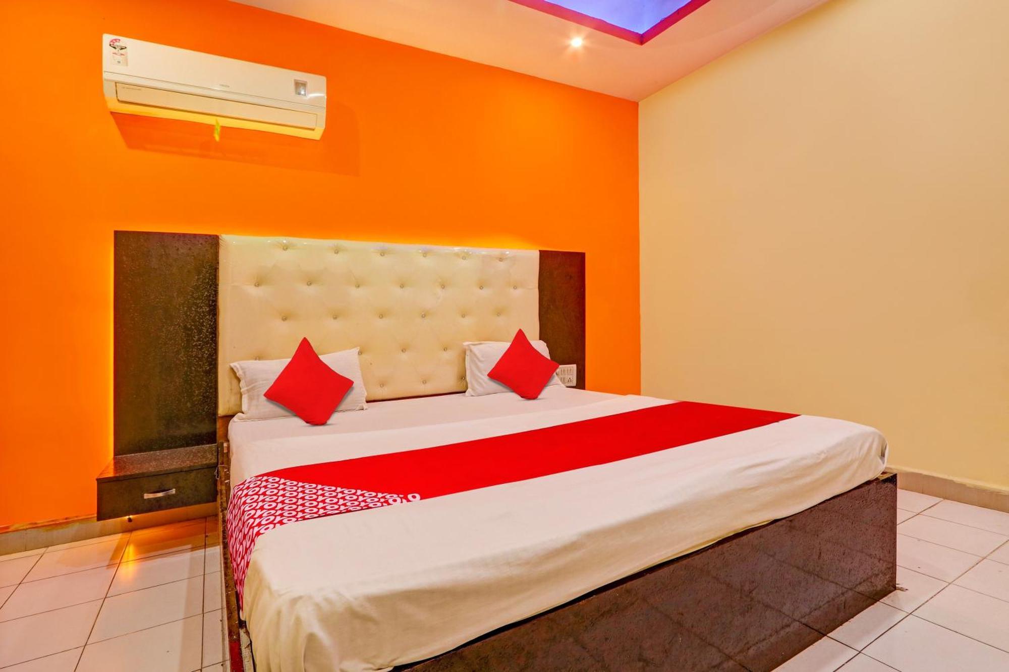 Oyo Flagship Hotel Samruddhi Lodge Nirmal  外观 照片
