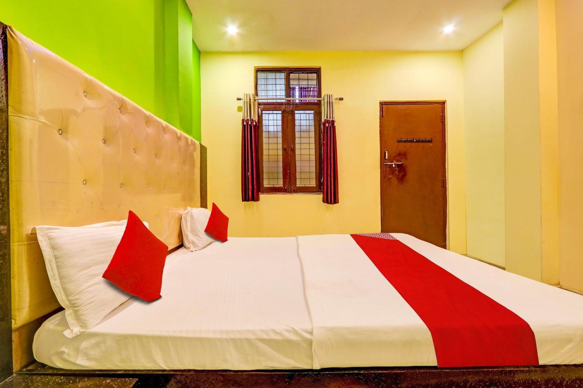 Oyo Flagship Hotel Samruddhi Lodge Nirmal  外观 照片