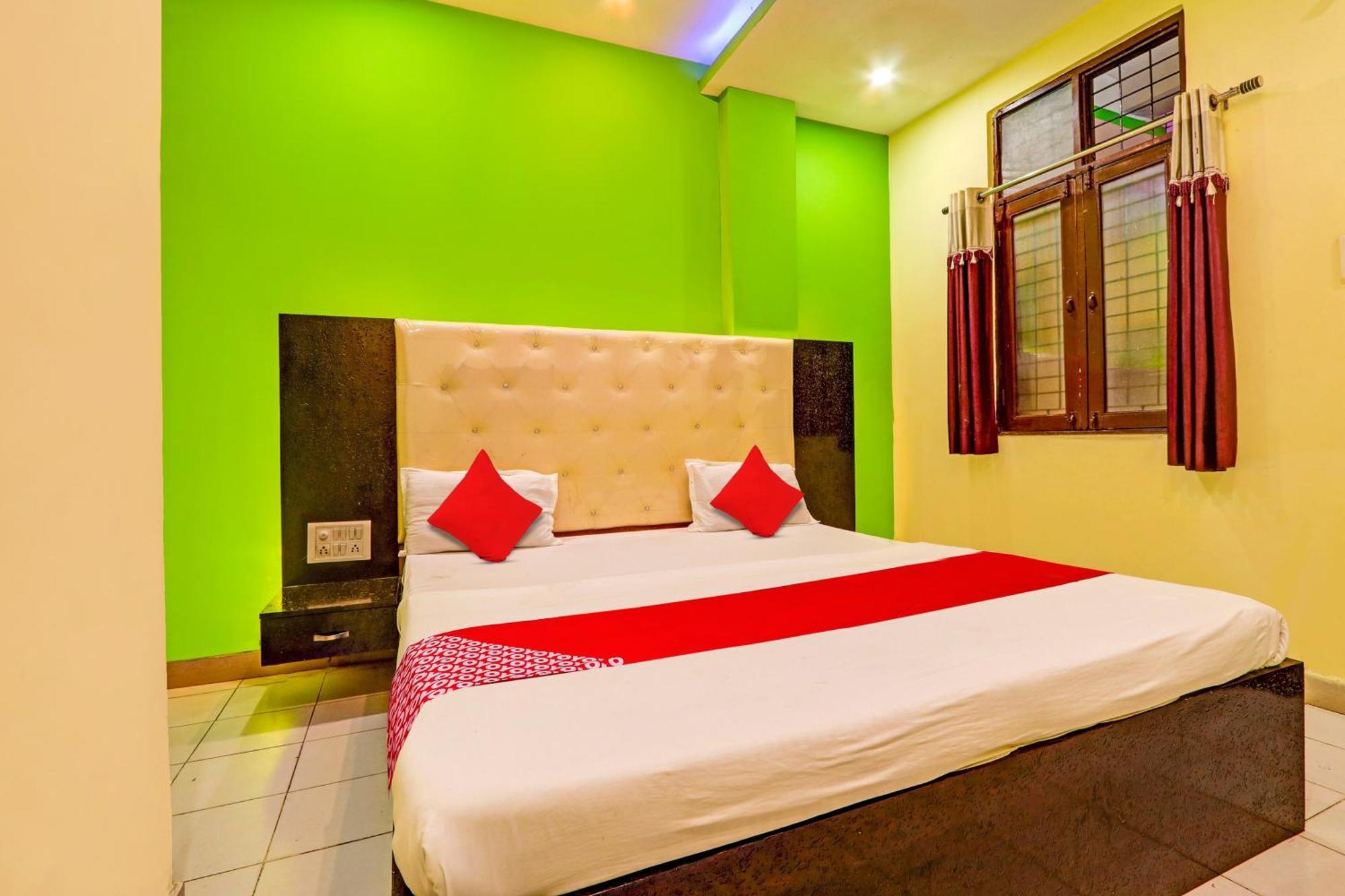 Oyo Flagship Hotel Samruddhi Lodge Nirmal  外观 照片
