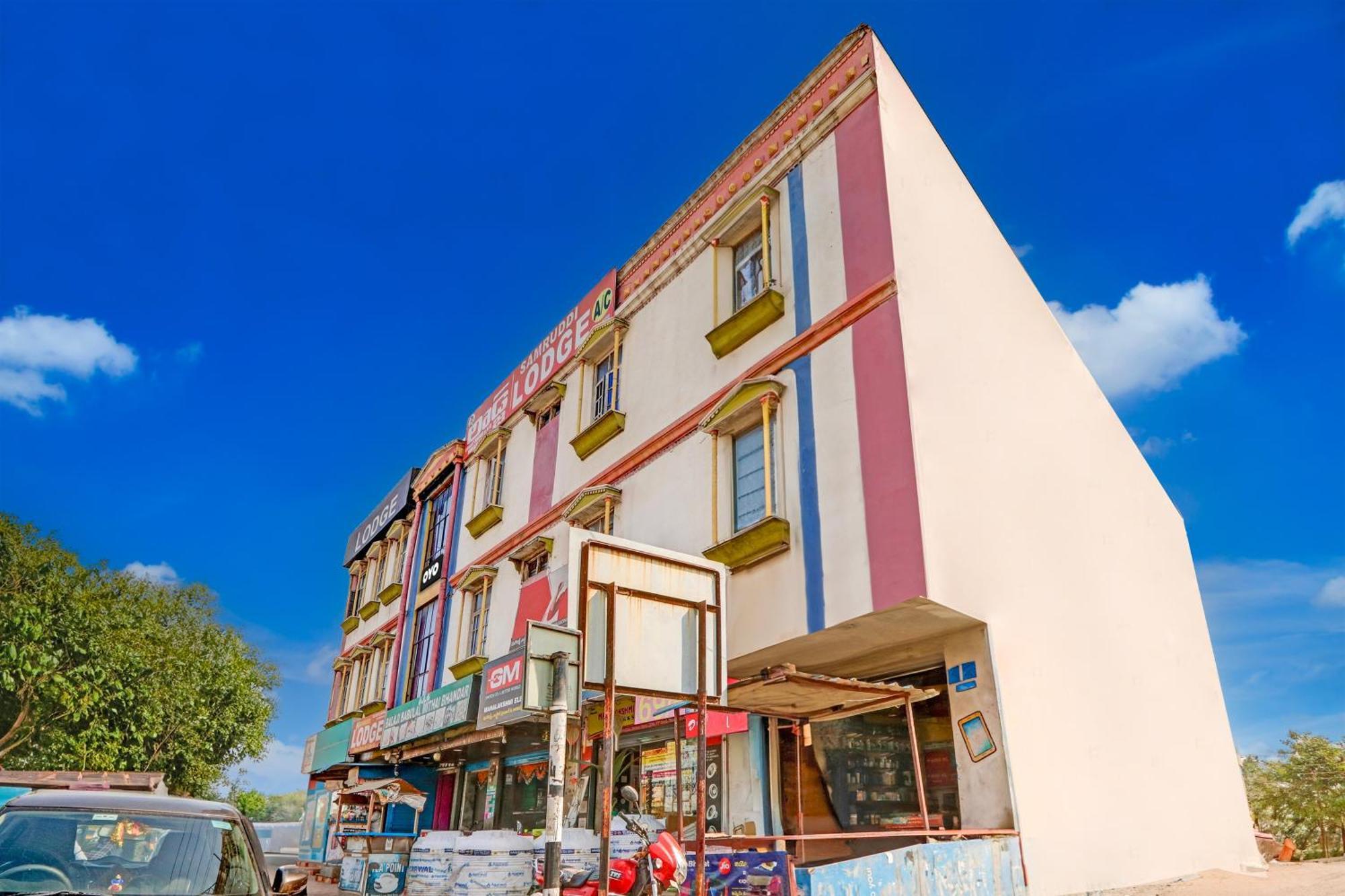 Oyo Flagship Hotel Samruddhi Lodge Nirmal  外观 照片
