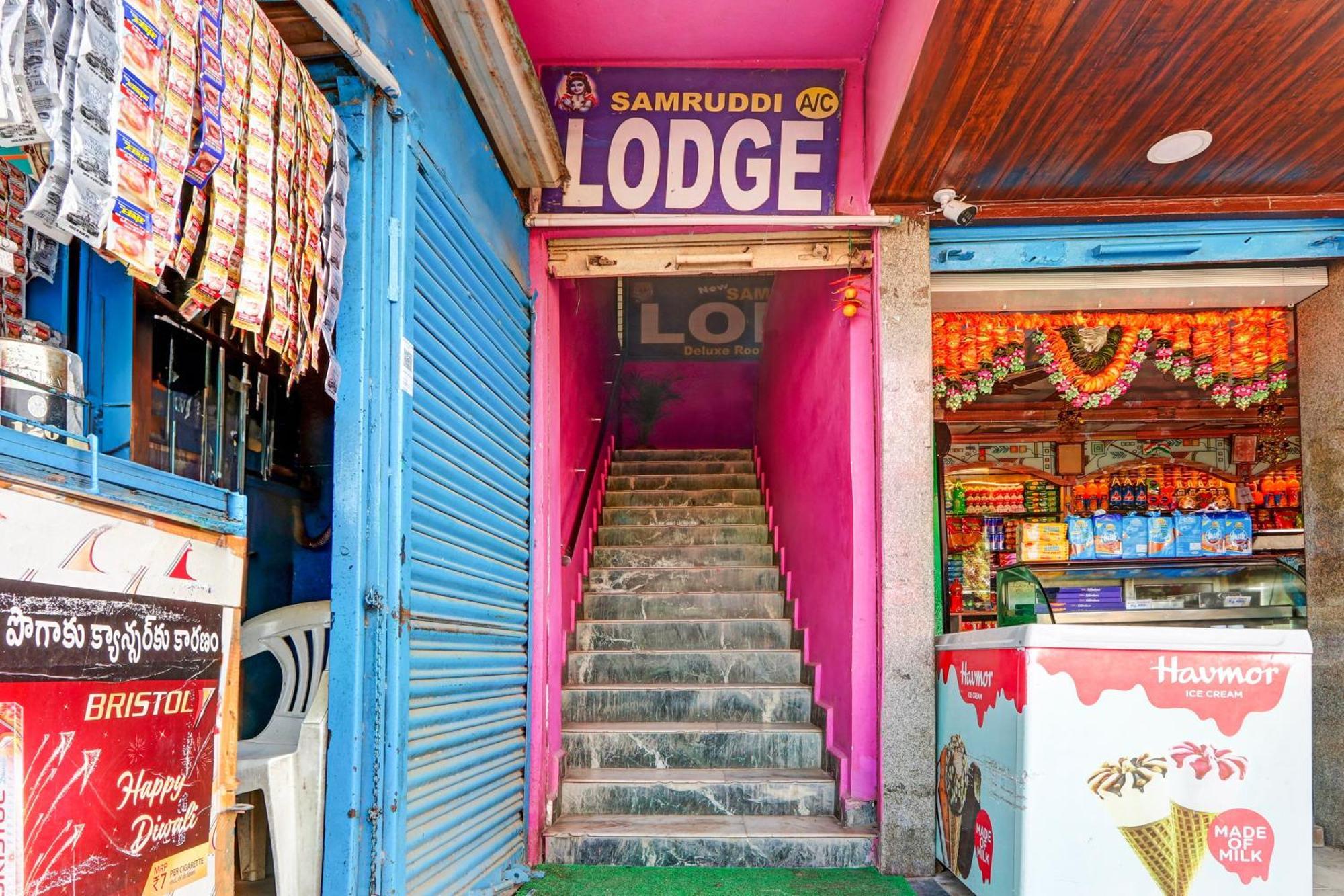 Oyo Flagship Hotel Samruddhi Lodge Nirmal  外观 照片