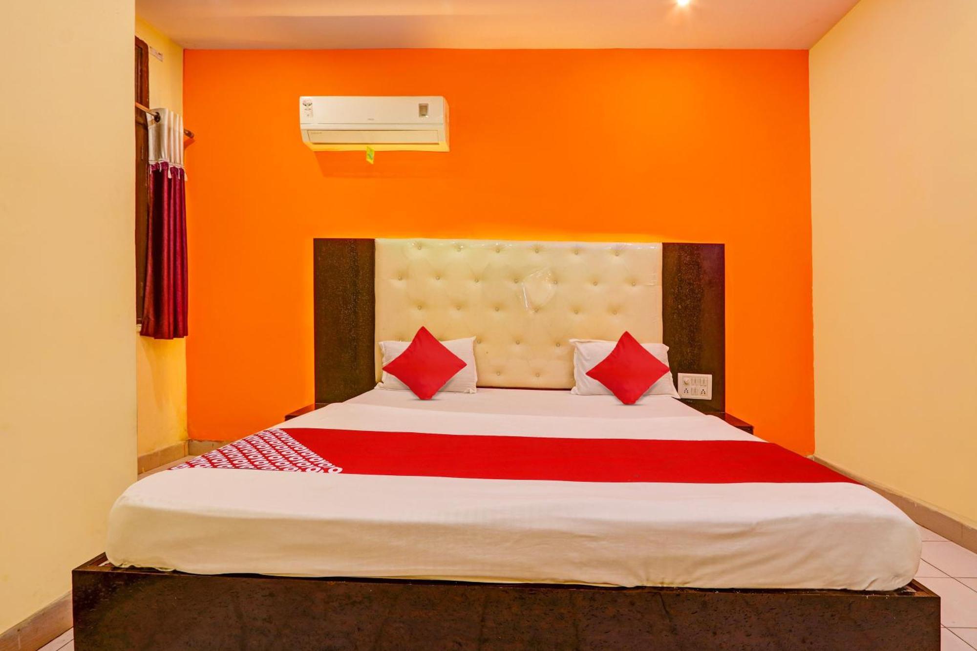Oyo Flagship Hotel Samruddhi Lodge Nirmal  外观 照片