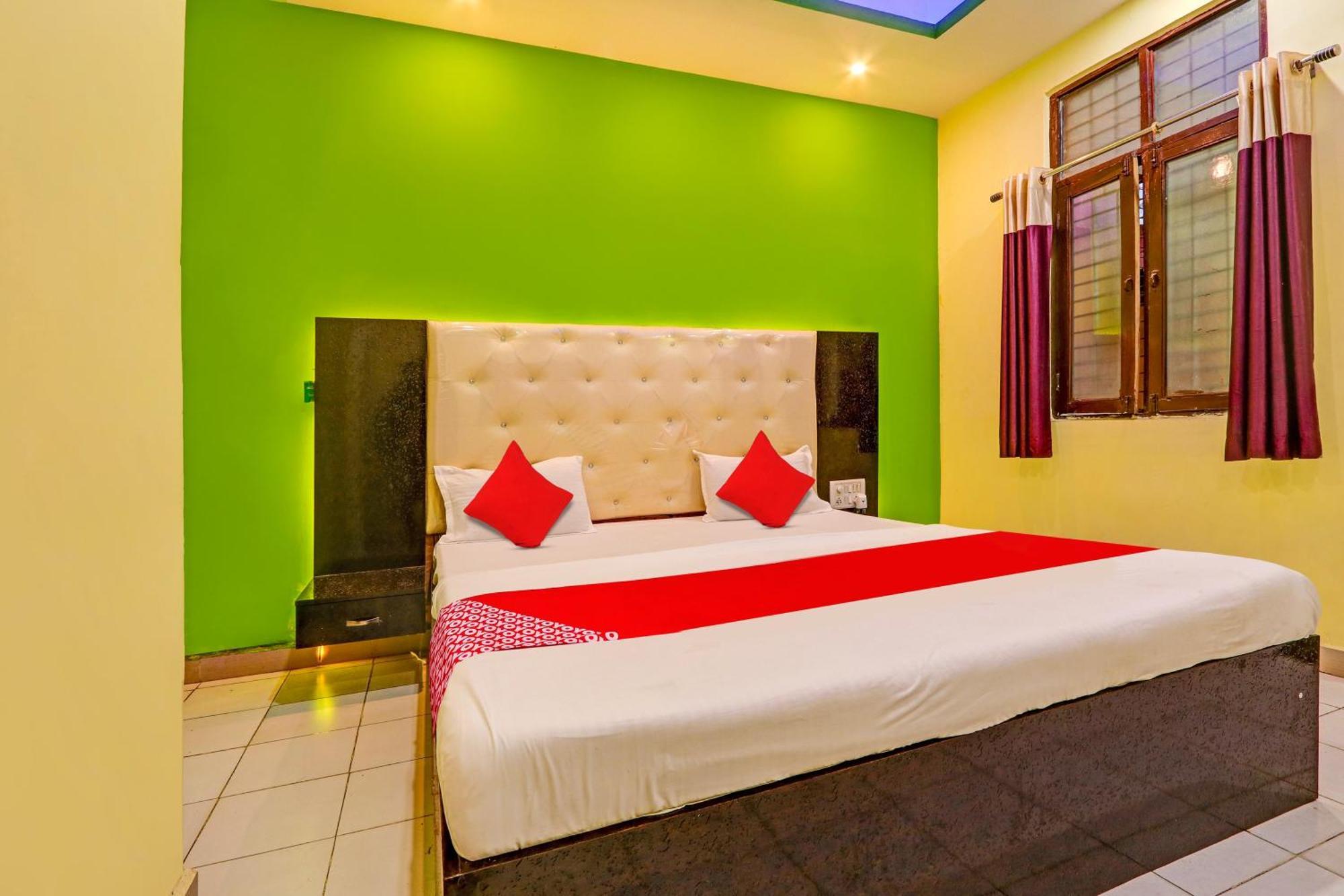 Oyo Flagship Hotel Samruddhi Lodge Nirmal  外观 照片